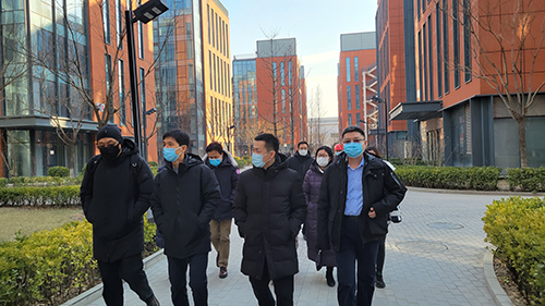 1656151057151168.jpg 海淀副區(qū)長林劍華參觀園區(qū).jpg